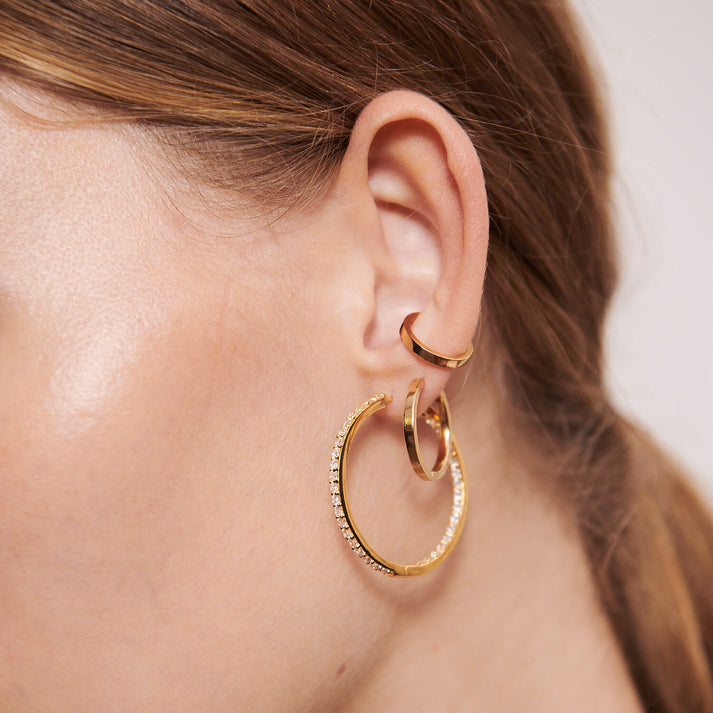 Model wearing Ellera Pianura Ear Cuff by Sif Jakobs in 18 karat gold plated 925 Sterling silver – Hickox Jewelers & Lifestyle 