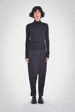 Long sleeve loose roll -turtle neck in black - front view 