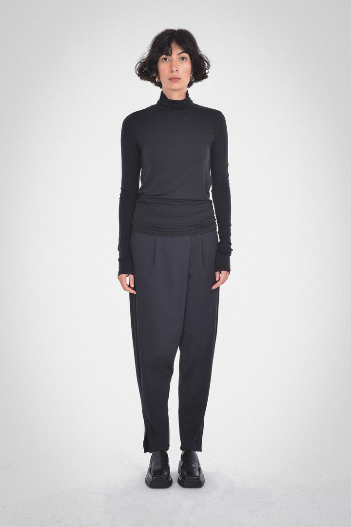 Long sleeve loose roll -turtle neck in black - front view 