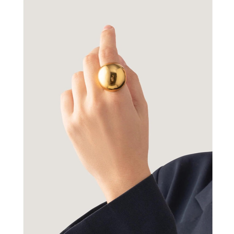 Super nova ring in gold on models hand