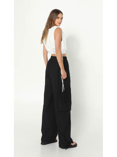 Carmen cargo pants side view with pockets 