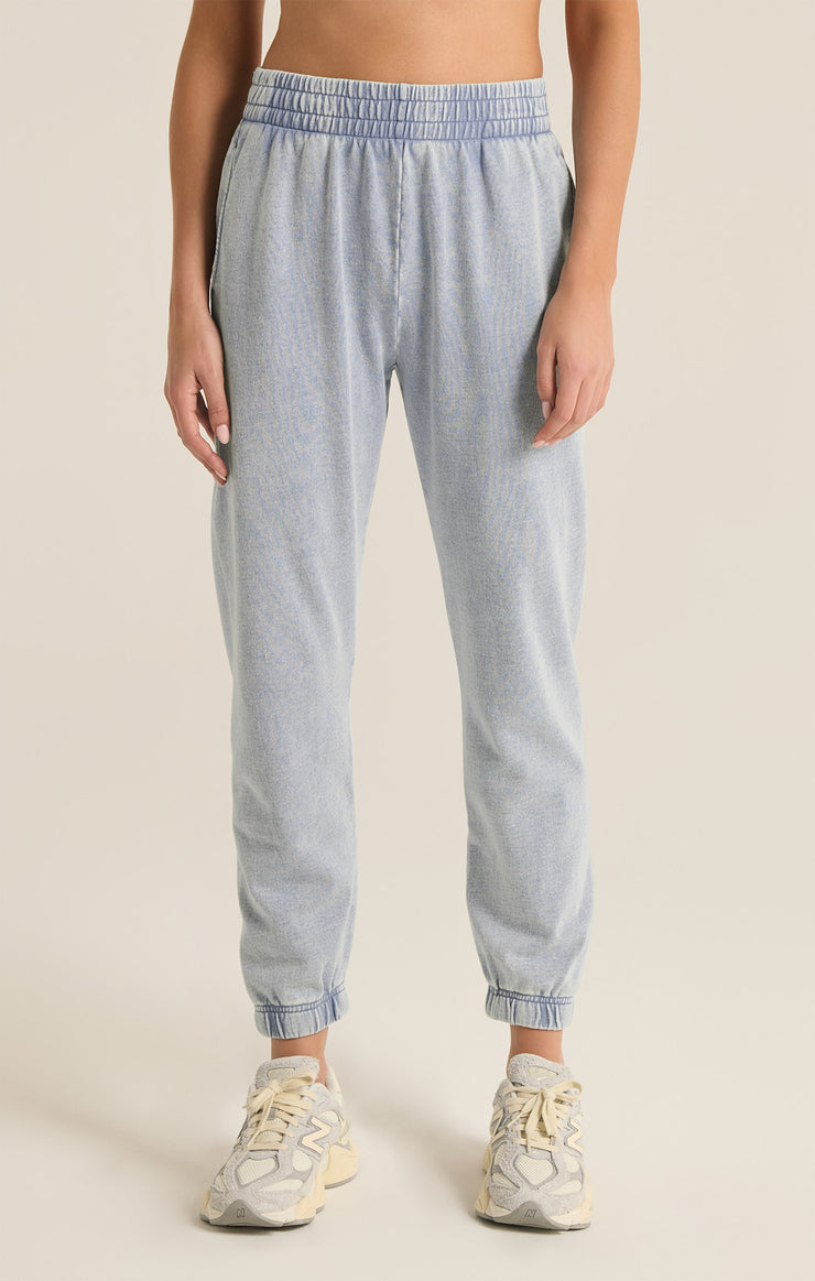 Z SUPPLY slim Jogger in washed denim with elasticated waist Front view 