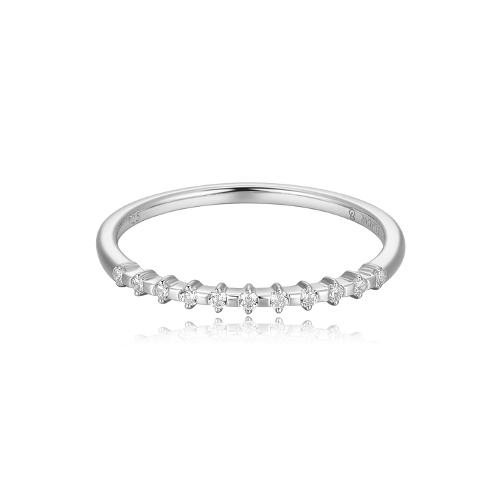 Sterling Silver ring with lsingle row of Lab diamonds 