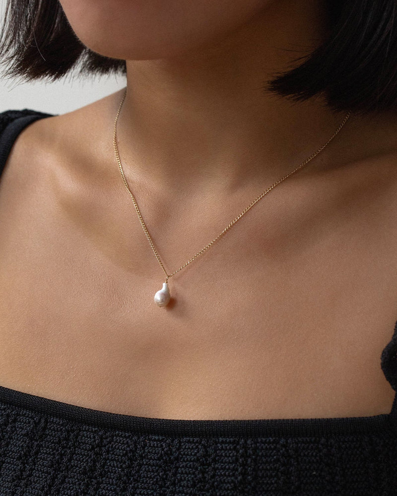 Baby single baroque on a gold chain necklace.