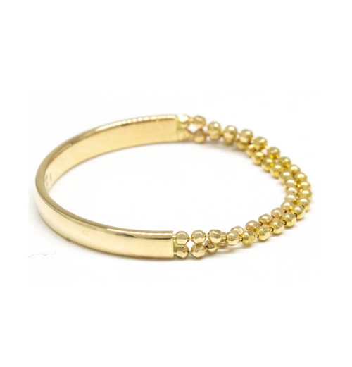 Poppy Finch  Contrast  Chain Gold Band Ring  close up view 